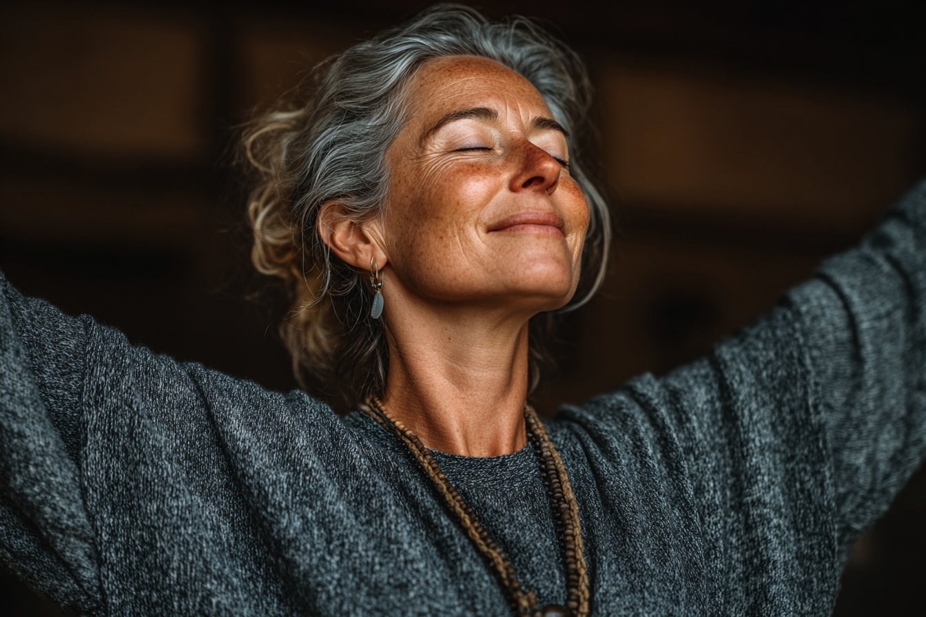 Йога инструктор демонстрира упражнения за възрастни